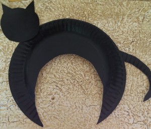 Make a black cat from a paper plate